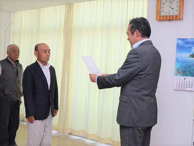 辞令交付する市長の写真