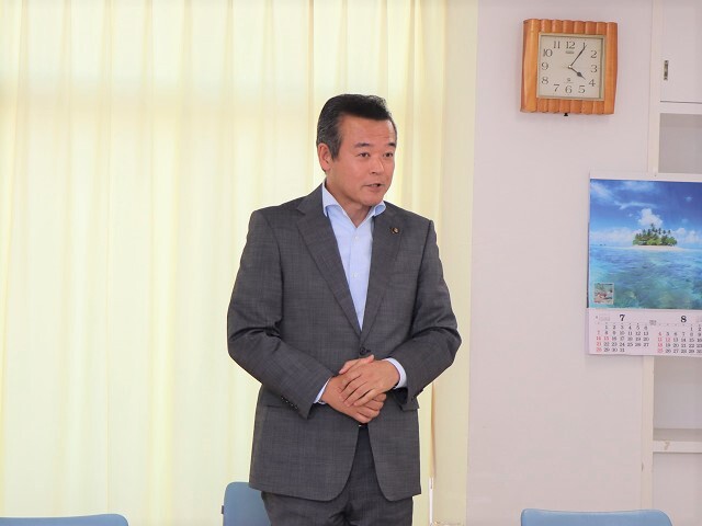 あいさつを述べる市長の写真