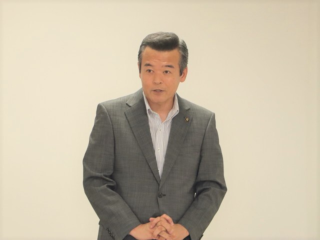 あいさつを述べる市長の写真