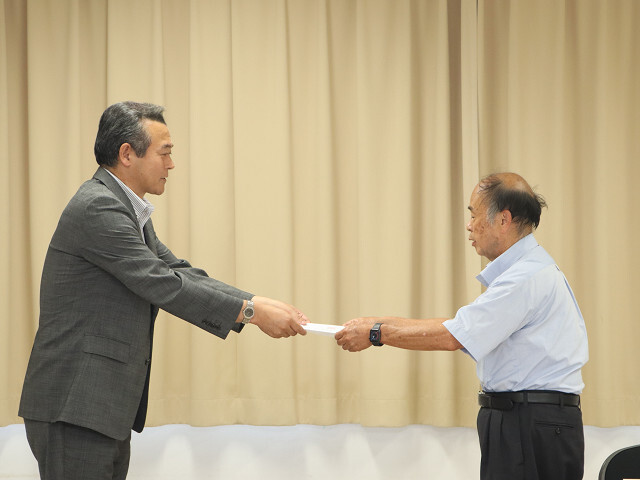諮問書を手渡す市長の写真