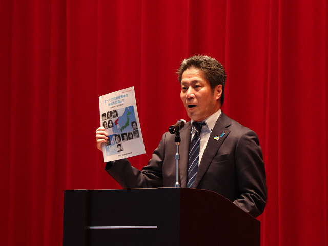 拉致問題の早期解決に向け講演する横田哲也さん(横田めぐみさんの弟)の写真