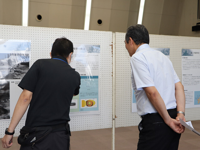 資料展を見学する市長の写真