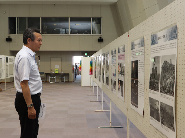 資料展を見学する市長の写真