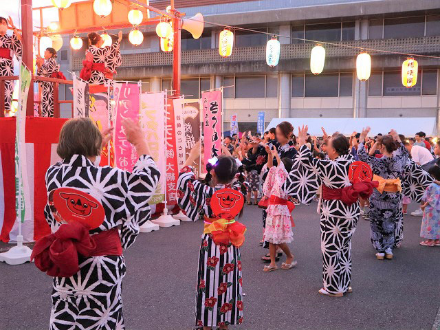 会場の様子の写真(盆踊り)