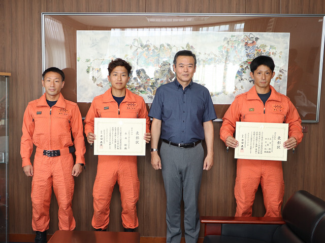 大会に出場した隊員と市長の写真
