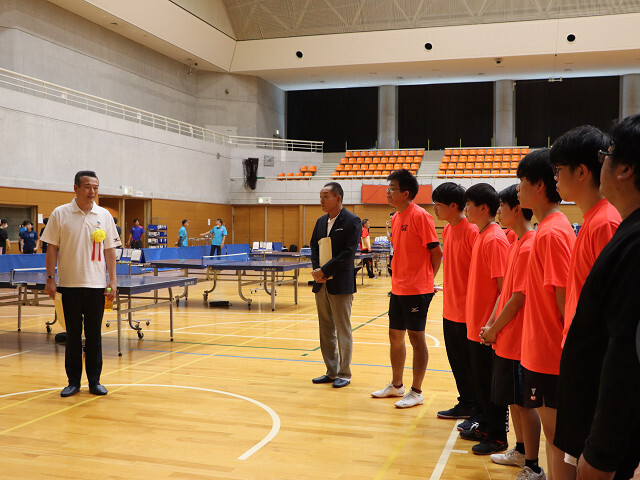 選手を激励する市長の写真