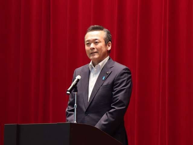 あいさつを述べる市長の写真