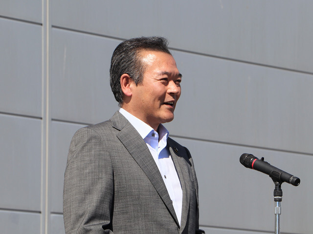 あいさつを述べる市長の写真