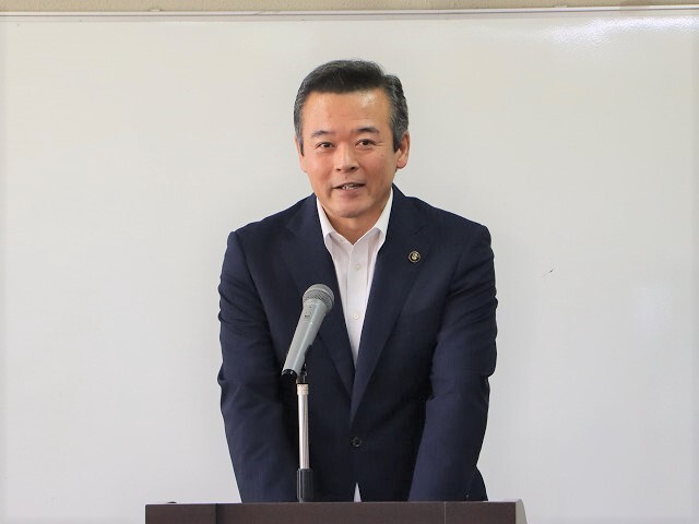 あいさつを述べる市長の写真