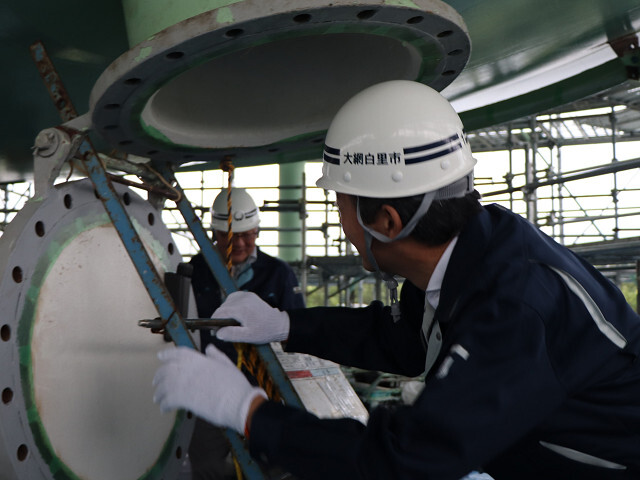 ガスホルダーの内部を視察する市長の写真