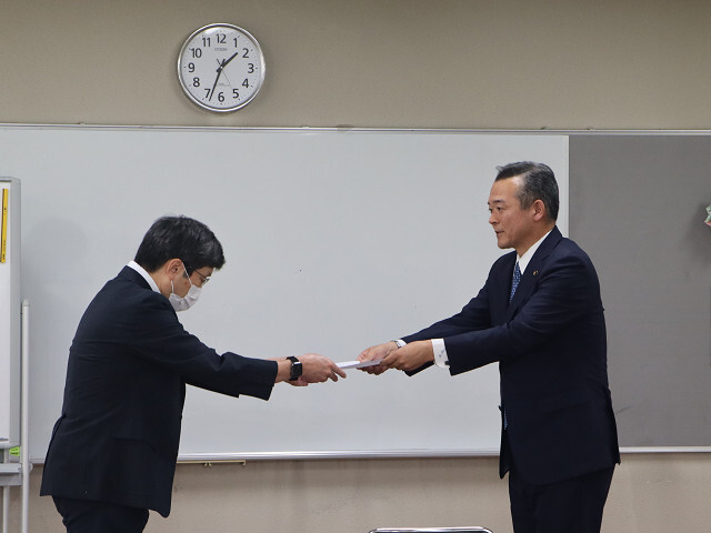 諮問書を手渡す市長の写真
