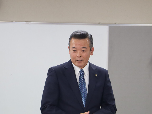 あいさつを述べる市長の写真