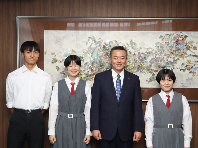 (左から)中村さん、舟生さん、市長、木内さんの写真