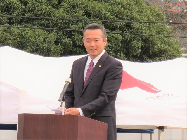 あいさつを述べる市長の写真