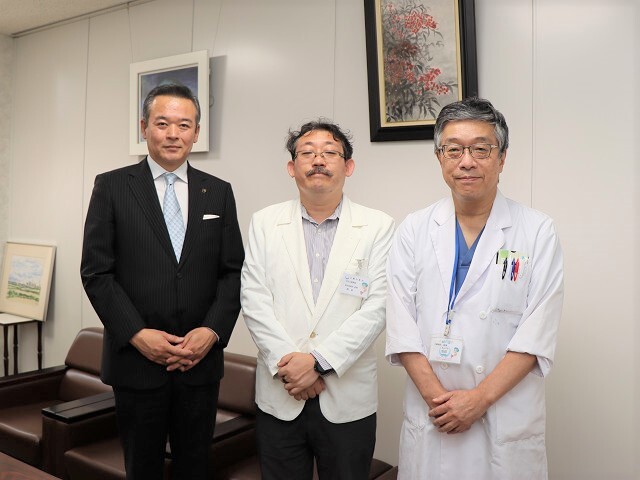 (左から)市長、岡田医師、安蒜院長の写真