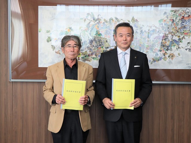 市長と市東家の方の写真