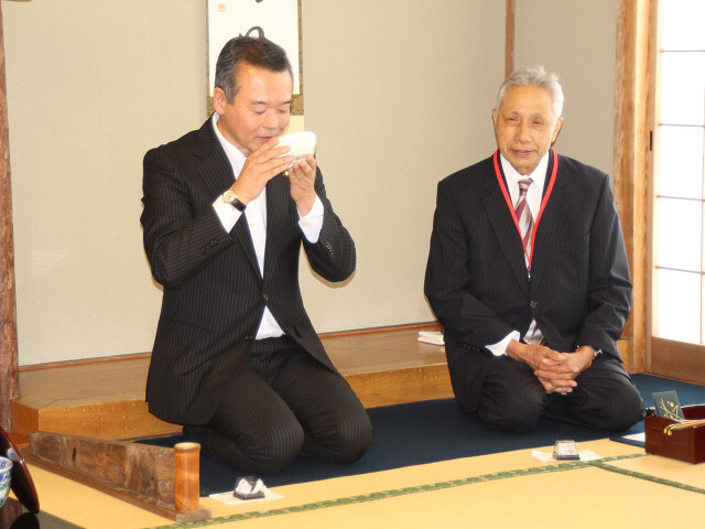 茶道を体験する市長の写真
