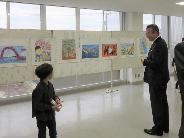 展示を鑑賞する市長の写真