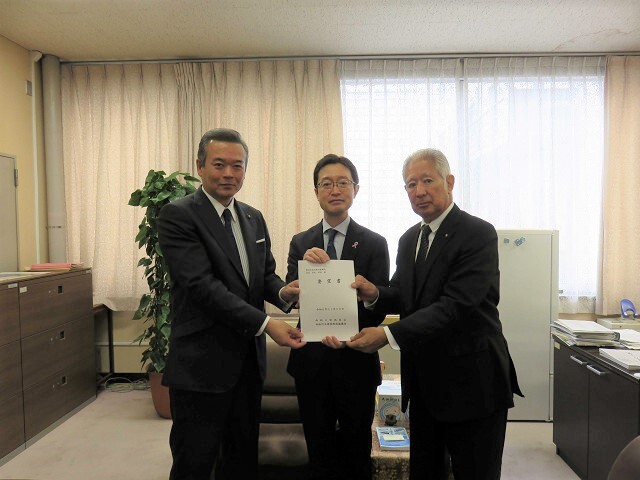 農林水産省での要望活動（前島農村振興局長）の写真