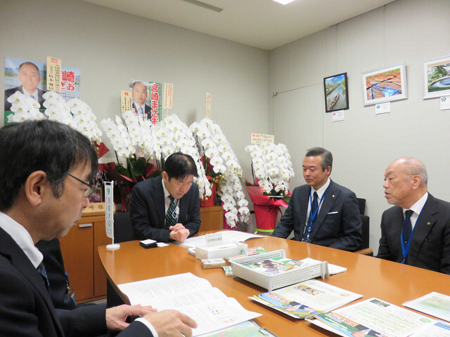 宮崎参議院議員（代理）の写真