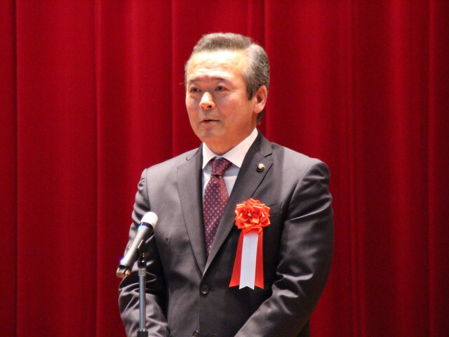 あいさつを述べる市長の写真