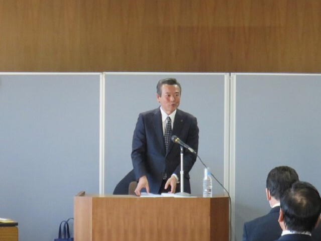あいさつを述べる市長の写真
