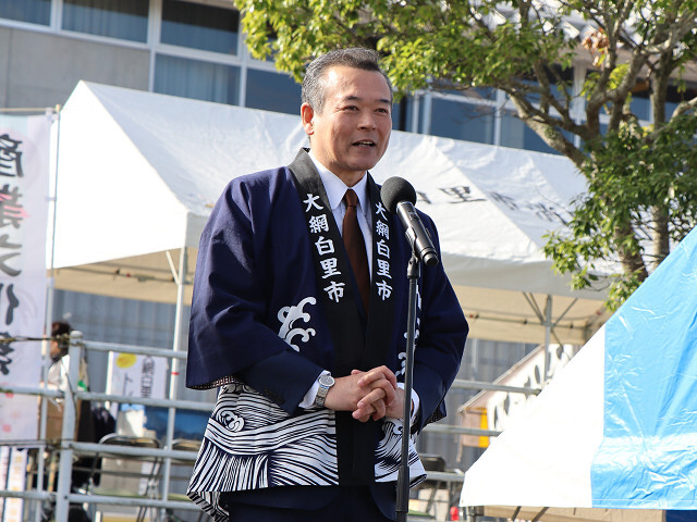 あいさつを述べる市長の写真