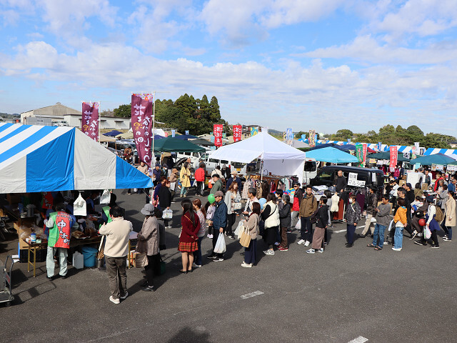 多くの来場客で賑わう会場の様子の写真1