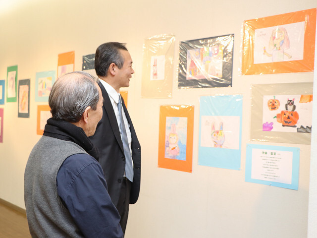作品を鑑賞する市長の写真