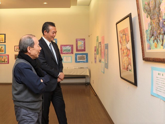 作品を鑑賞する市長の写真