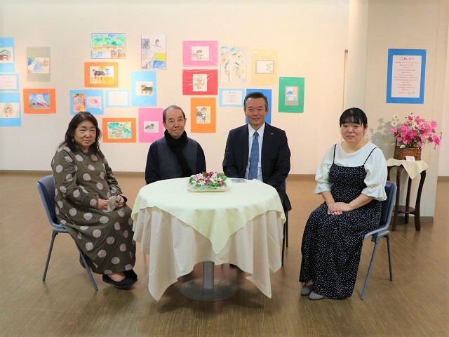 関係者の皆さんと記念撮影の写真