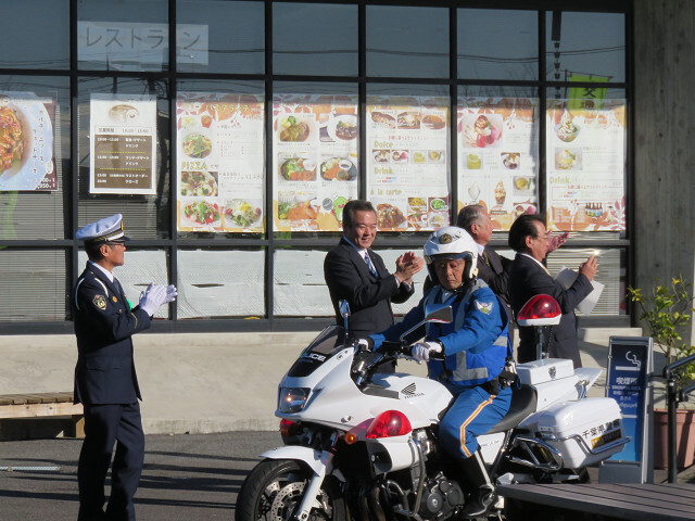 関係車両の出動を見守る市長の写真