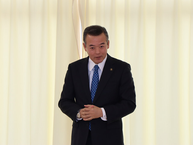 あいさつを述べる市長の写真