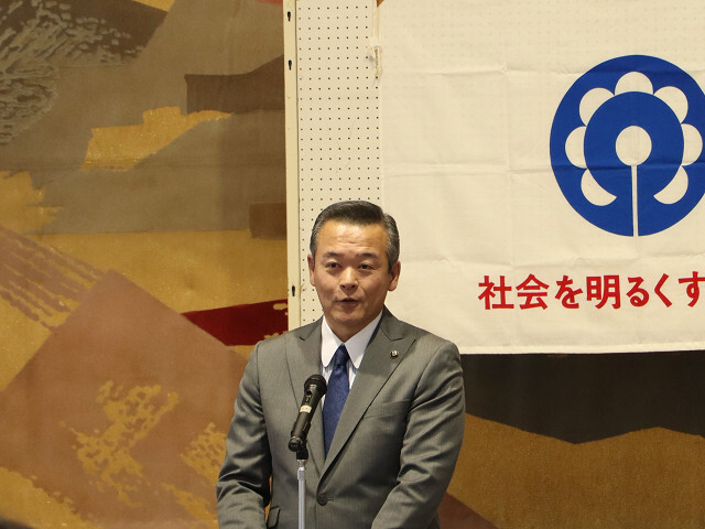 あいさつを述べる市長の様子の写真