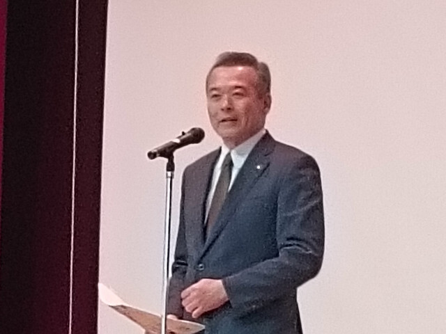 あいさつを述べる市長の写真