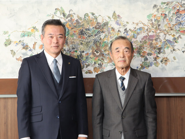 齋藤壽彌氏(左)と市長の写真