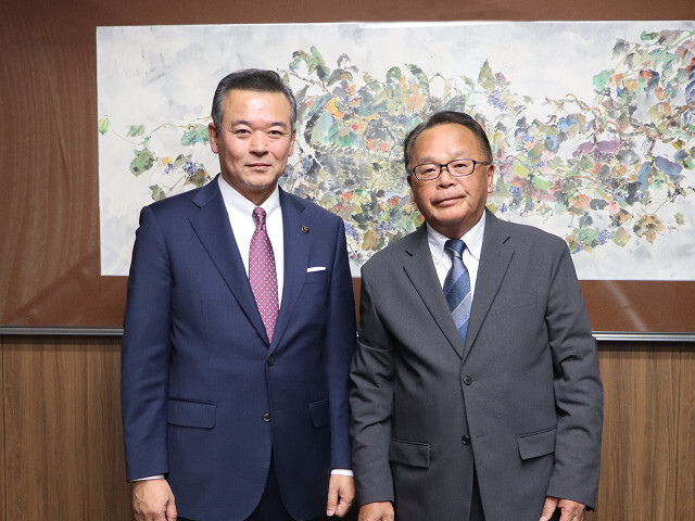 内山 徹氏(右)と市長の写真