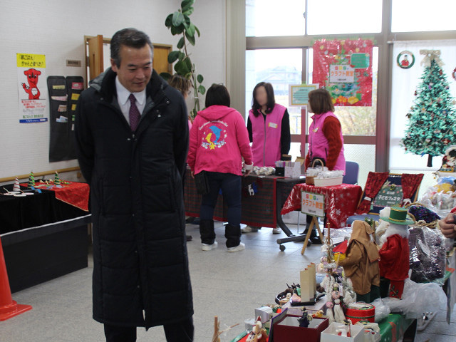 会場を見学する市長の写真