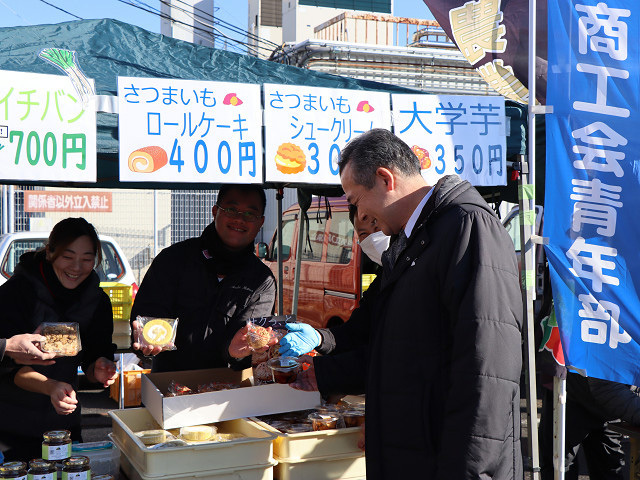 買い物をする市長の写真