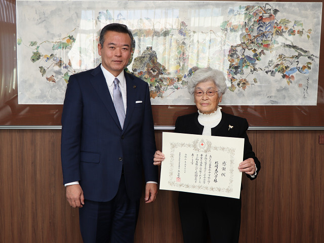 杉﨑 美代子氏(右)と市長の写真