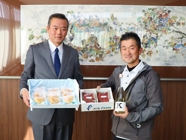 NPO法人ジョブファームの高橋氏(右)と市長の写真