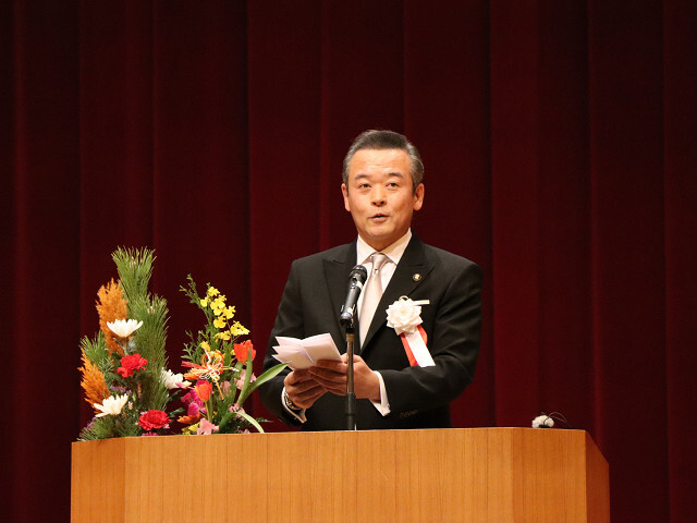 あいさつを述べる市長の写真
