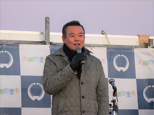 あいさつを述べる市長の写真