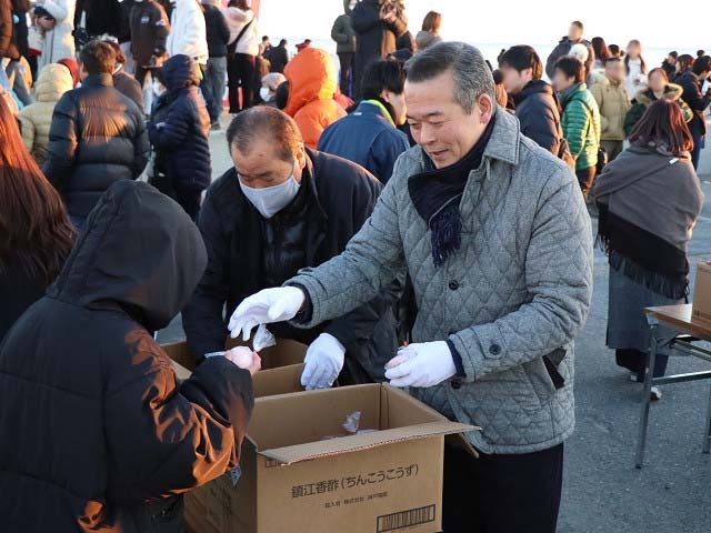 紅白餅を配布する市長の写真