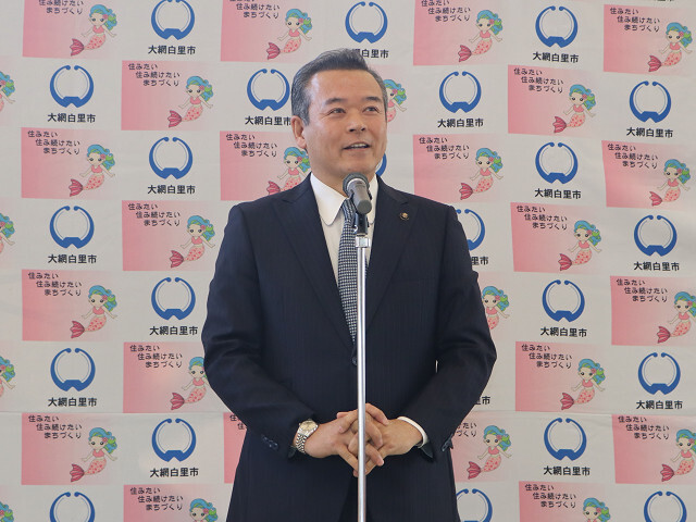 あいさつを述べる市長の写真
