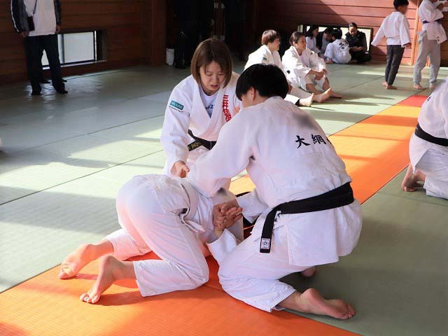 選手から指導を受ける子どもたちの写真