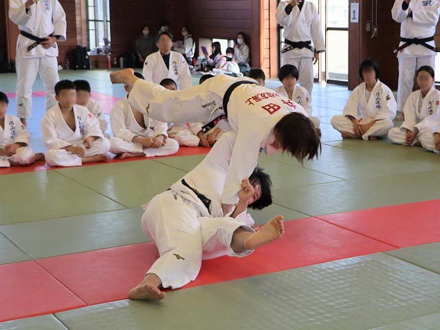 選手の模範演技の写真