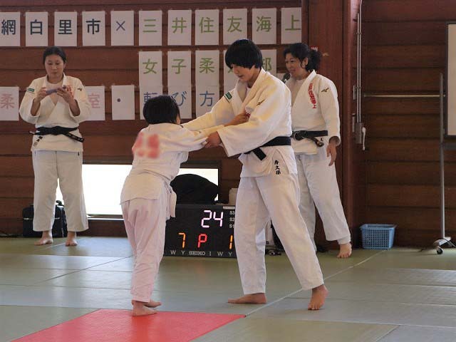 選手から指導を受ける子どもたちの写真