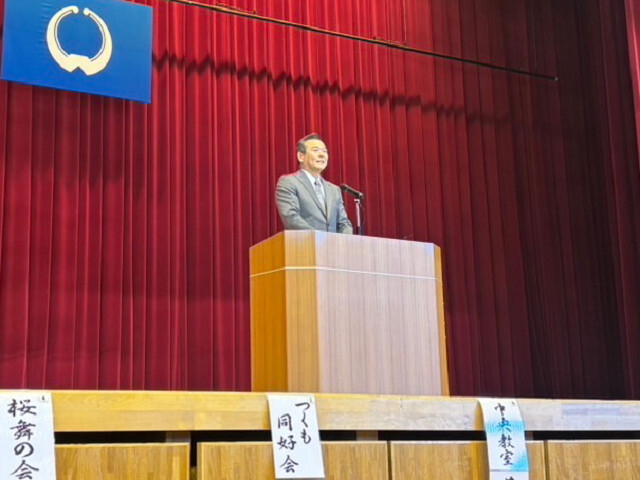 あいさつを述べる市長の写真