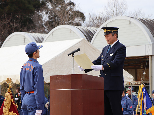 表彰状を授与する市長の写真